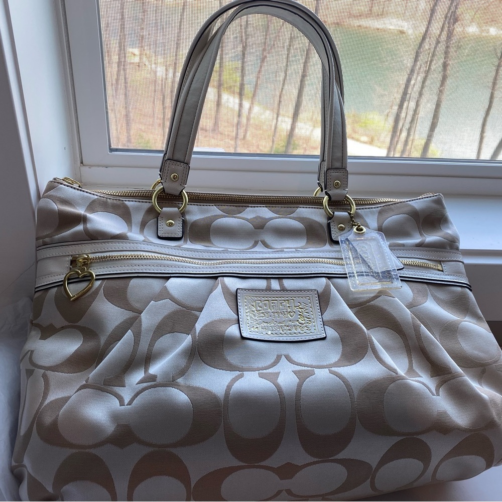 Brand NWT Beautiful Coach Purse